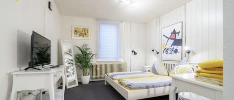 Chambre Double, salle de bains privée | Décoration personnalisée, ameublement personnalisé, bureau