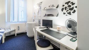 Habitación individual, baño compartido | Centro de negocios en la habitación