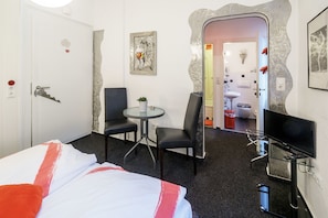 Double Room, Private Bathroom | Bathroom | Hair dryer, towels - Hotel Tusculum (Marburg)