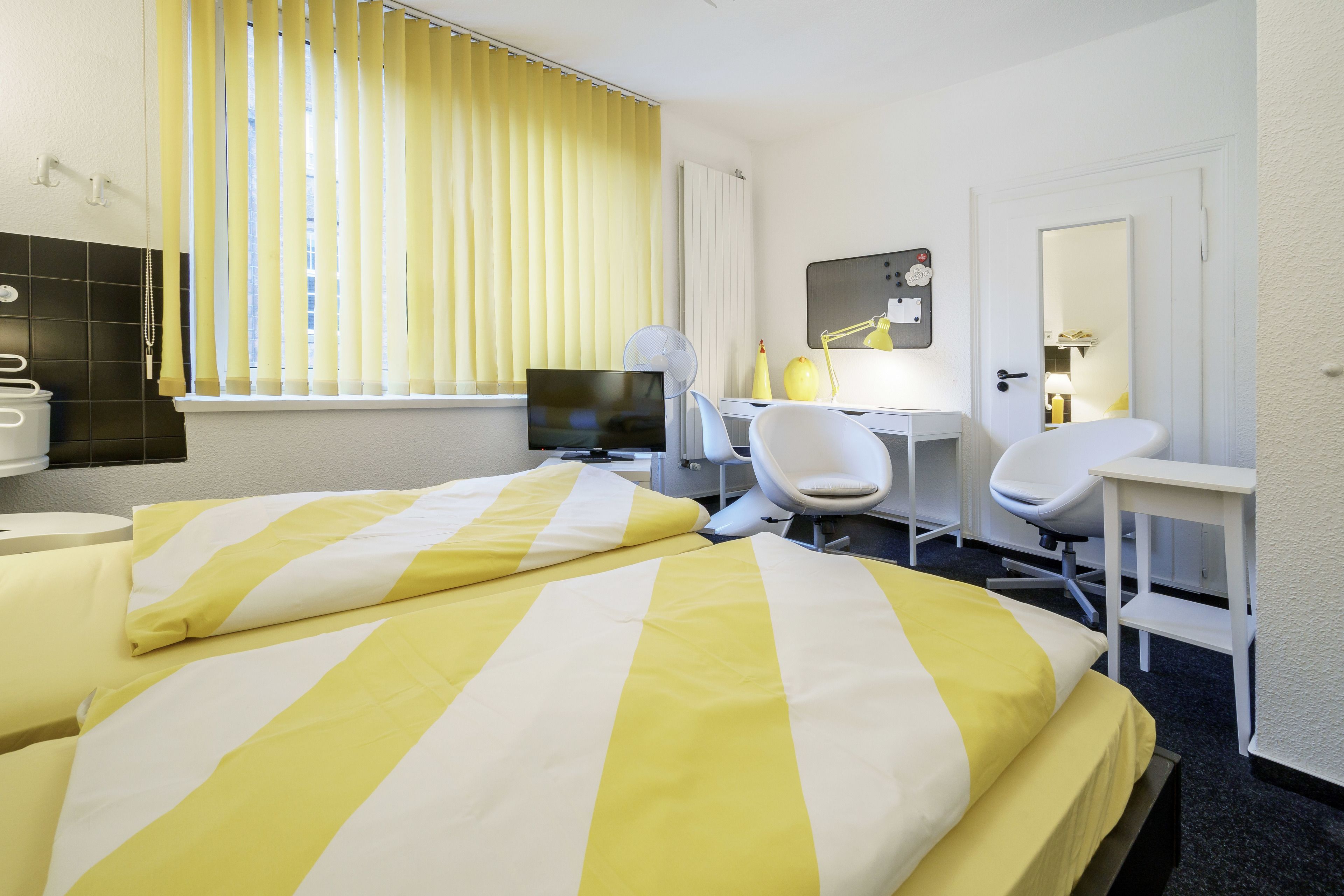 double room, shared bathroom | individually decorated, individually furnished, desk