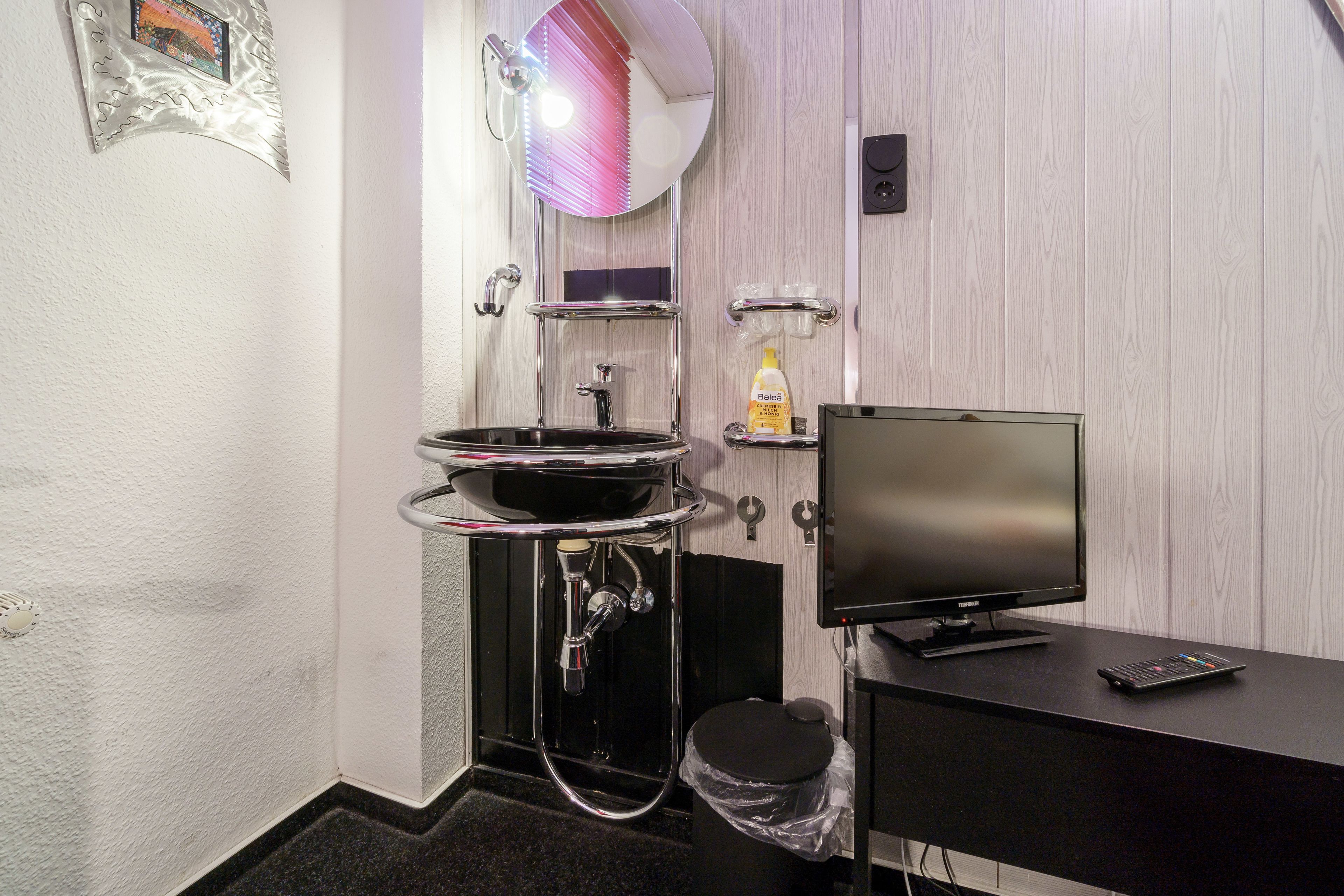 single room, shared bathroom | television