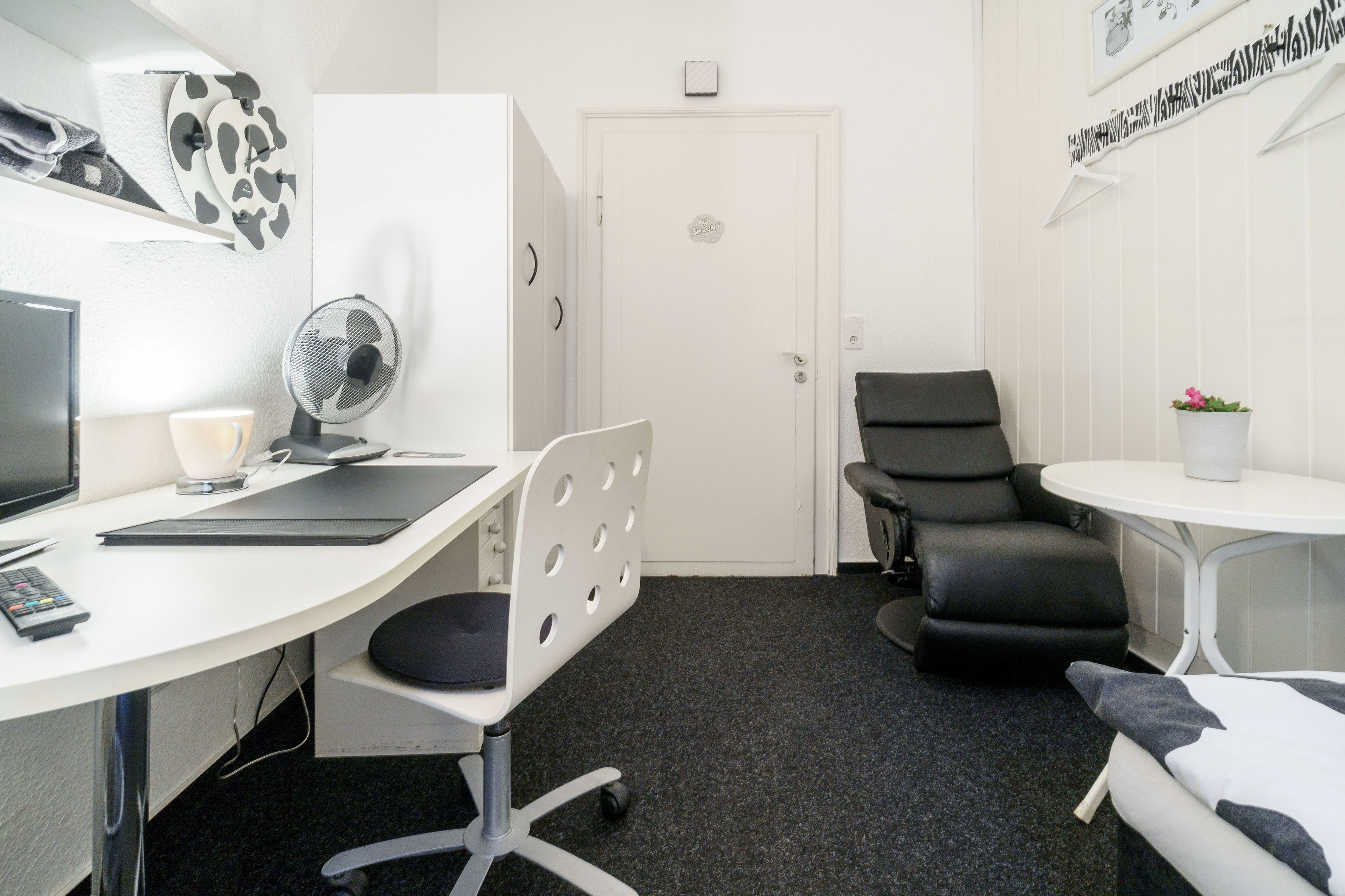 single room, shared bathroom | living area | flat-screen tv