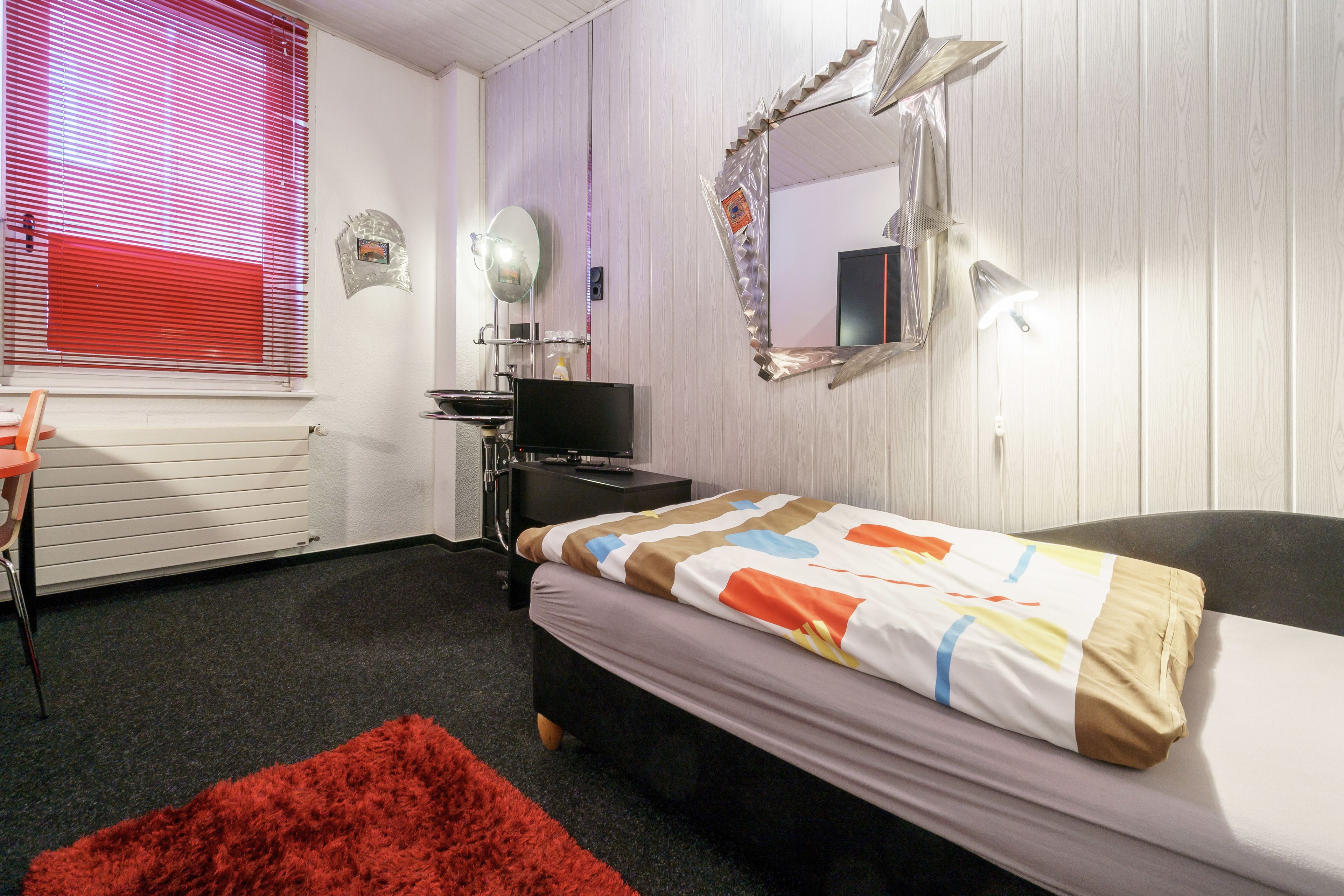 single room, shared bathroom | individually decorated, individually furnished, desk