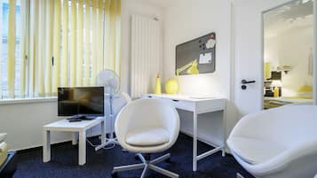 Doppelzimmer, Gemeinschaftsbad | Wohnbereich | Flachbildfernseher