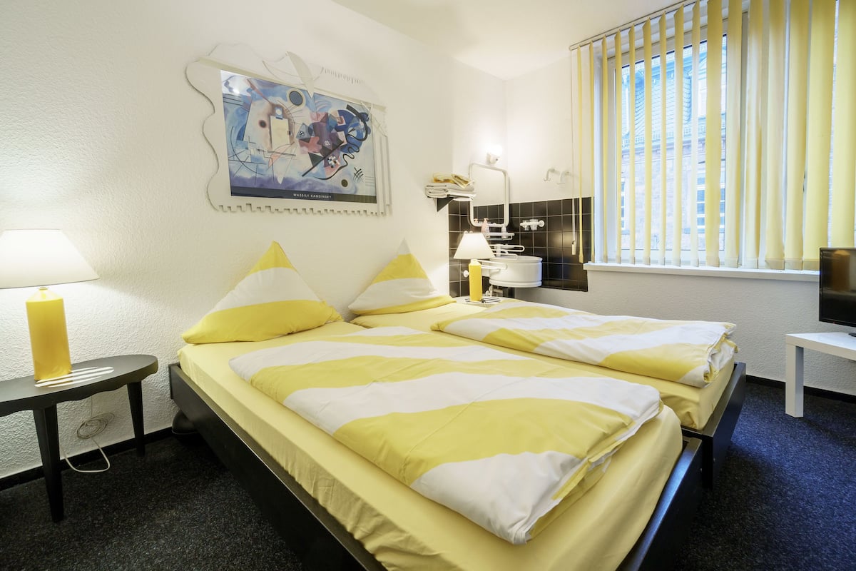Doppelzimmer, Gemeinschaftsbad | Individuell dekoriert, individuell eingerichtet, Schreibtisch