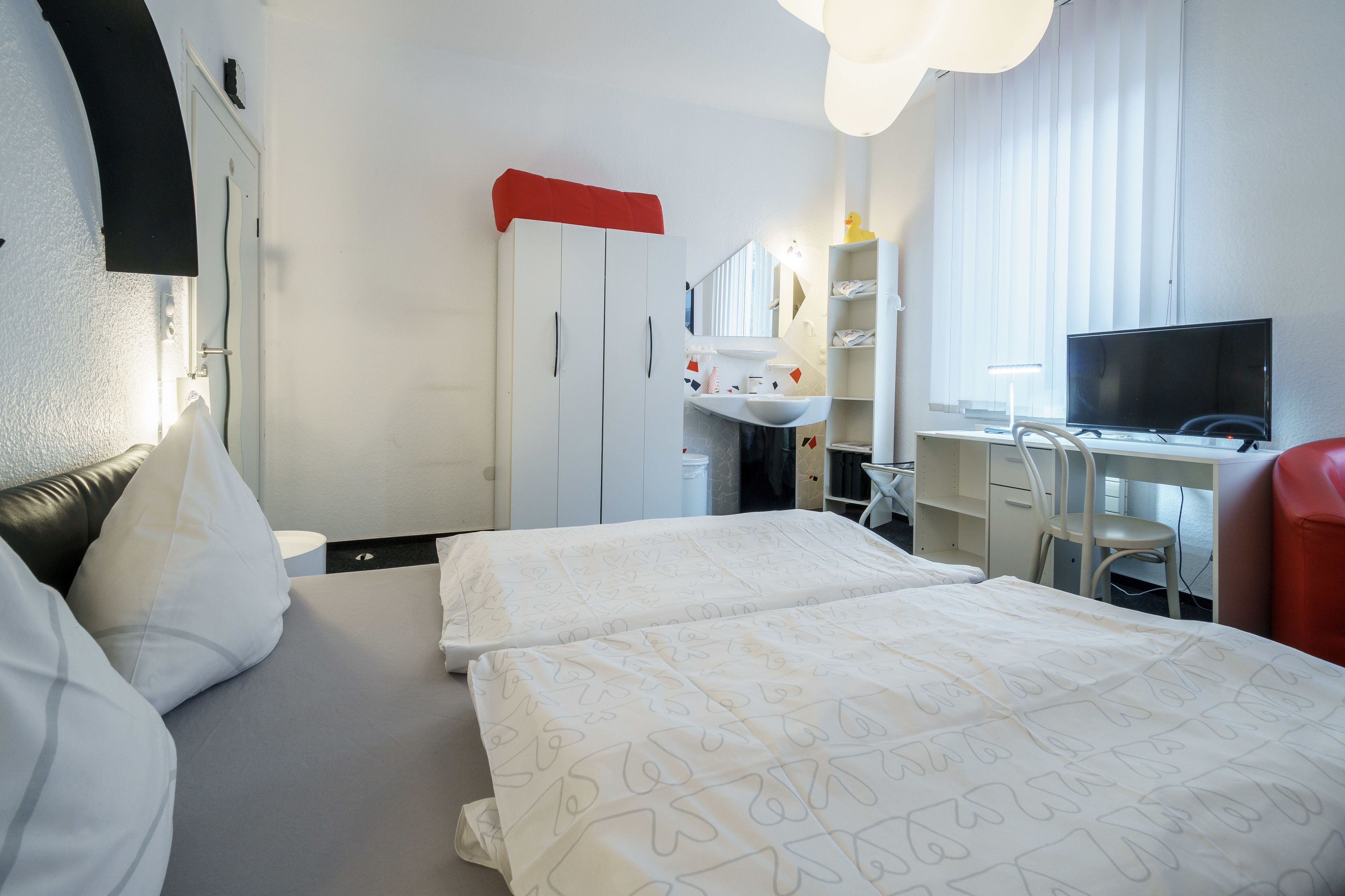 triple room, shared bathroom | individually decorated, individually furnished, desk