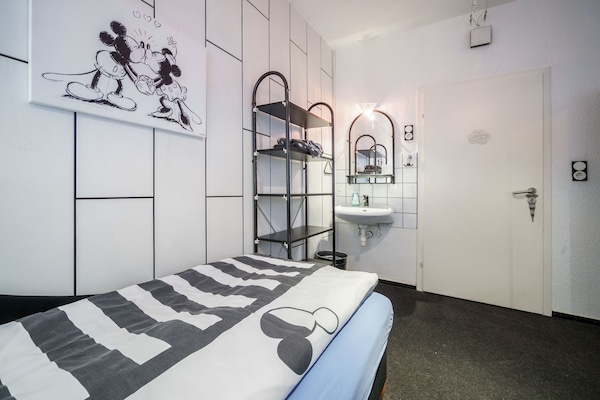 Single Room, Shared Bathroom | Dihias secara berasingan, dilengkapkan perabot secara berasingan, meja