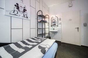 Quarto solteiro, banheiro compartilhado | Individualmente decorados, individualmente mobiliados, escrivaninha