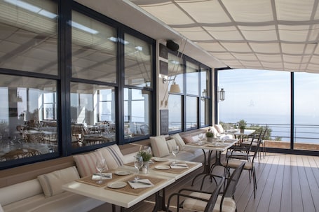 Morgunverður, hádegisverður, kvöldverður í boði, útsýni yfir hafið