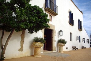 Property entrance - El Far Hotel Restaurant (Palafrugell)