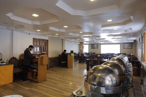 Desayuno continental diario (INR 350 por persona)
