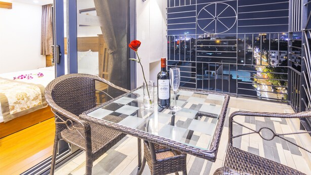 Superior Suite | In-room dining - City Comfort  Hotel Royal Palace (Phnom Penh)