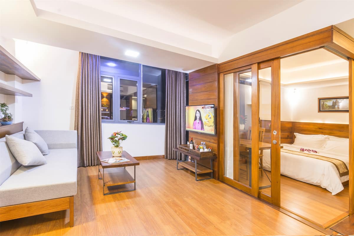 Suite Kota | Minibar, brankas, meja kerja, dan setrika/meja setrika