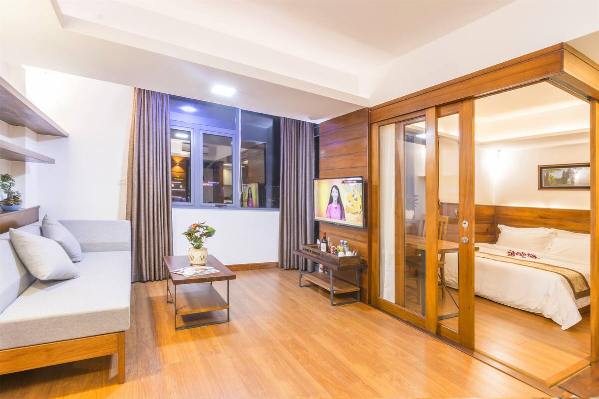 Suite Kota | Minibar, brankas, meja kerja, dan setrika/meja setrika