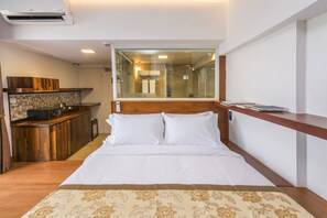 Bar mini, peti besi dalam bilik, meja, seterika/papan seterika 