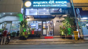 Front of property – evening/night - City Comfort  Hotel Royal Palace (Phnom Penh)
