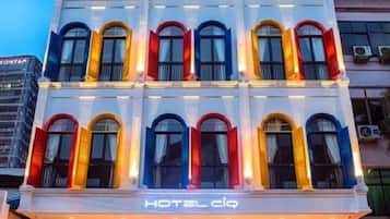 Fachada de la propiedad por la tarde o noche