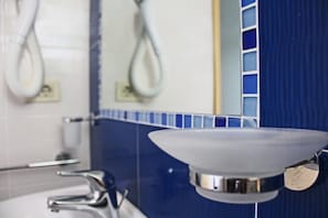 Douche, baignoire relaxante profonde, articles de toilette gratuits