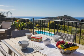 Outdoor dining - VINAIGRIER HILLS  VI3086 by RIVIERA HOLIDAY HOMES (Niza)