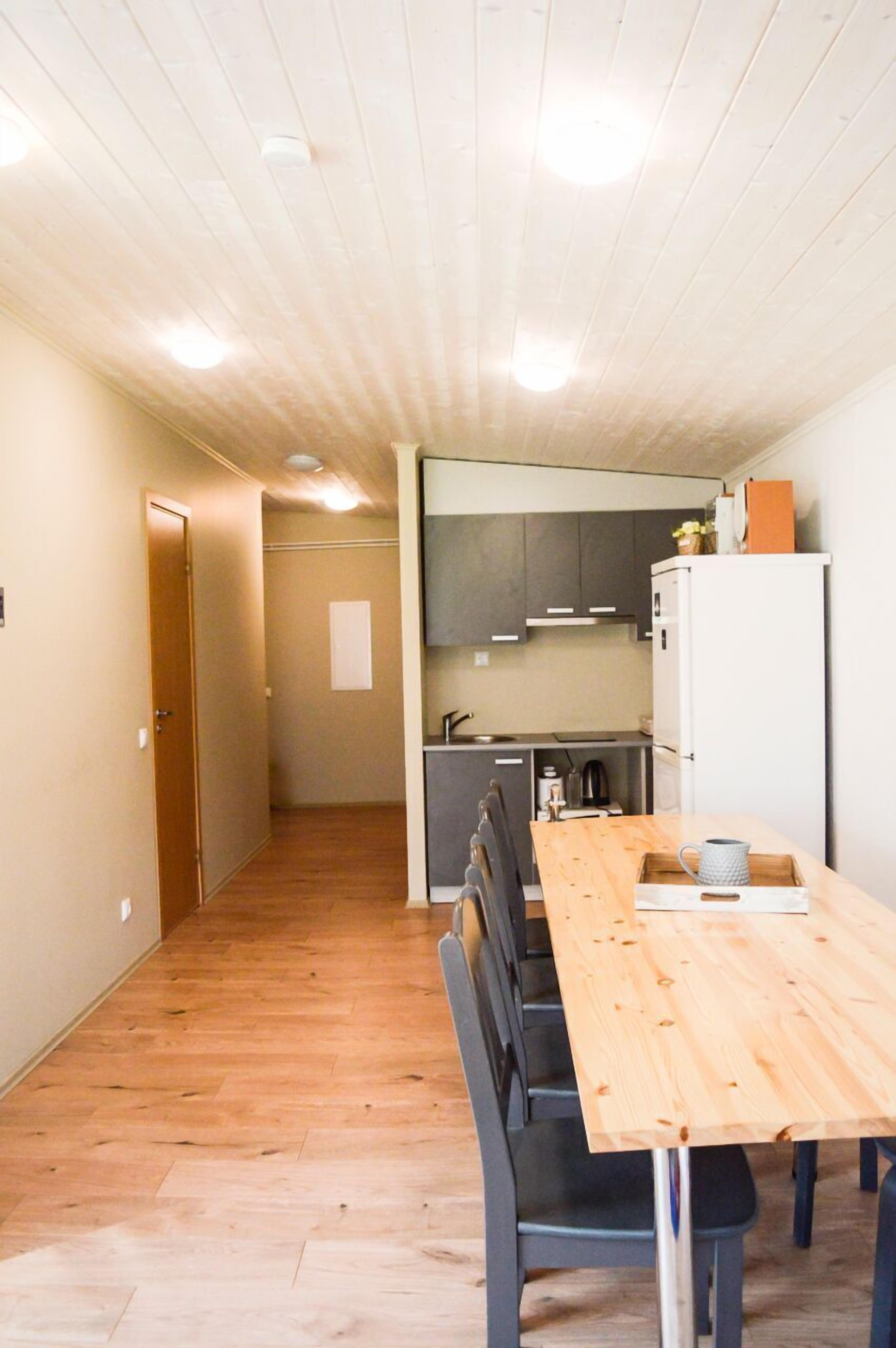 Kylskåp, kaffe- och tebryggare, vattenkokare och grytor/köksredskap