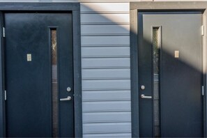 Escritorio, tabla de planchar con plancha, wifi gratis y ropa de cama