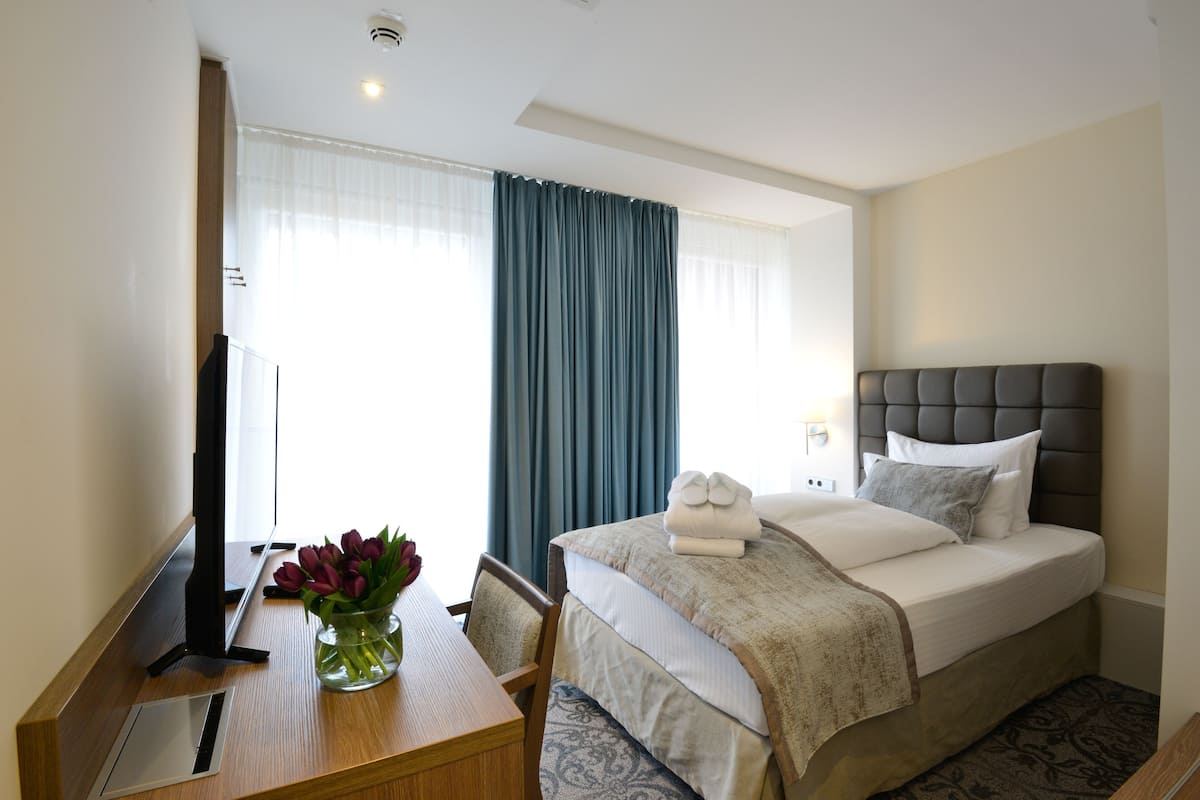 single room | in-room safe, desk, soundproofing, free wifi