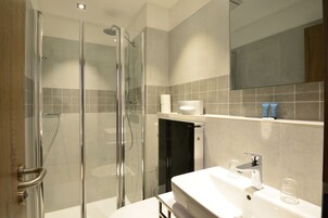 Einzelzimmer | Badezimmer | Dusche, Regendusche, kostenlose Toilettenartikel, Haartrockner