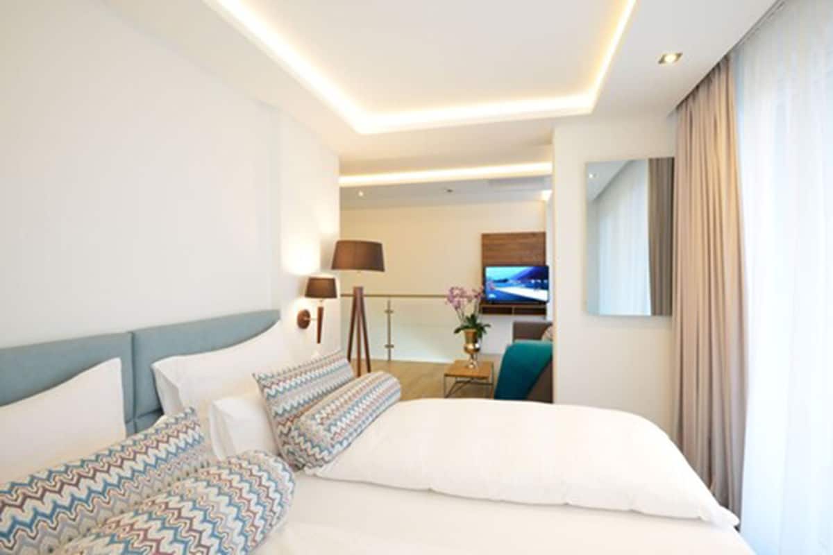 In-room safe, desk, soundproofing, free WiFi