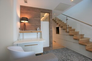 客房内保险箱、办公桌、隔音、免费 WiFi