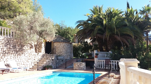 Una piscina cubierta, una piscina al aire libre de temporada, sombrillas