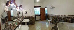 Suite junior, 1 cama King size | Baño | Tina y regadera independientes y tina profunda