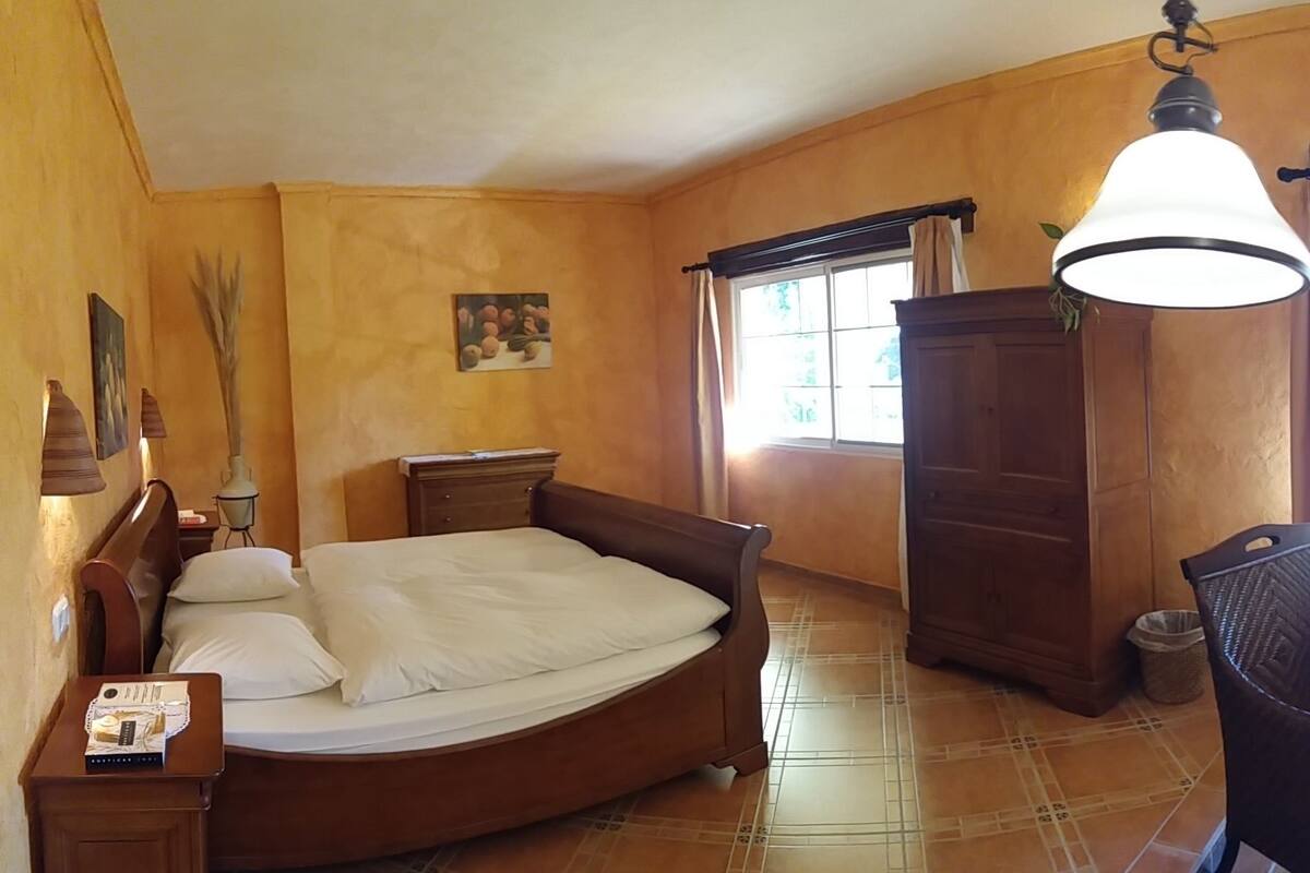 Suite junior, 1 cama King size | Edredón, caja de seguridad en la habitación y insonorización