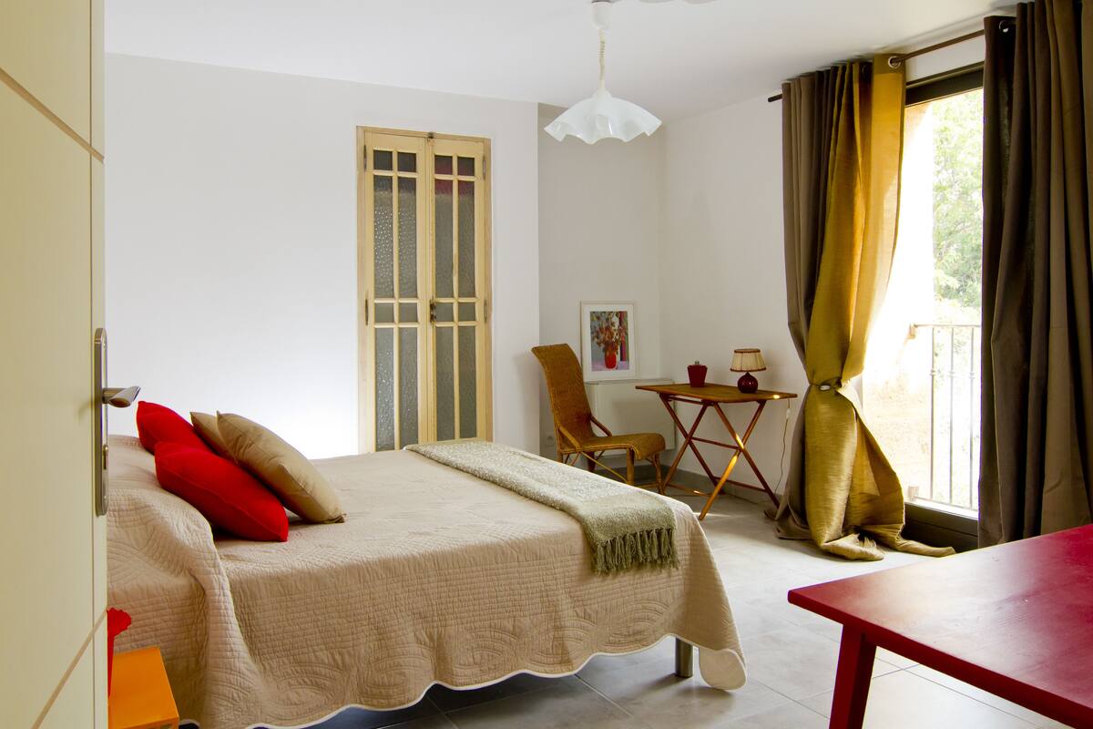 Tweepersoonskamer, toegankelijk voor mindervaliden (Orpiment) | 1 slaapkamer, luxe beddengoed, een strijkplank/strijkijzer, babybedden