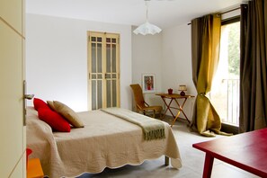 1 bedroom, premium bedding, iron/ironing board, cots/infant beds