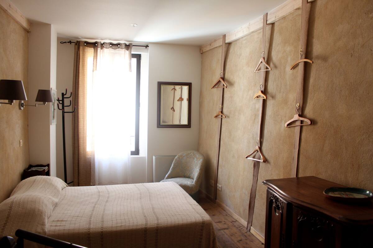 1 bedroom, premium bedding, iron/ironing board, cots/infant beds