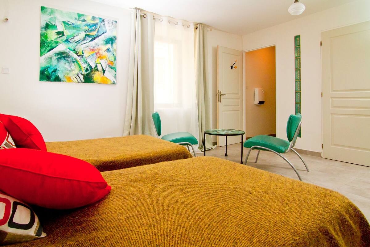 1 bedroom, premium bedding, iron/ironing board, cots/infant beds