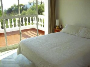 3 dormitorios, tabla de planchar con plancha, ropa de cama