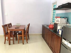 Kylskåp, mikrovågsugn (vid begäran), spishäll och vattenkokare