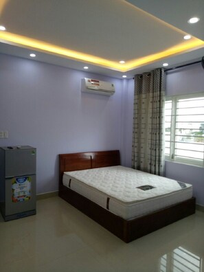 Escrivaninha, cortinas blackout, Wi-Fi de cortesia