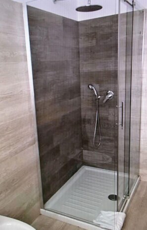Ducha, bañera profunda, cabezal de ducha tipo lluvia y secador de pelo