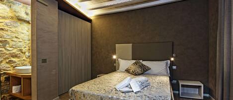 Standard Double or Twin Room | Minibar, in-room safe, desk, soundproofing