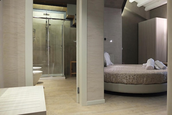 Frigobar, cofres nos quartos, escrivaninha, quartos à prova de som