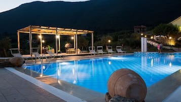 Innenpool, Außenpool (je nach Saison geöffnet), Liegestühle