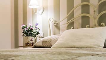 Chambre Double Standard, vue ville, rez-de-chaussée | Minibar, coffres-forts dans les chambres, bureau, chambres insonorisées