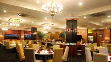 3 restaurants, lunch, dinner served; Chinese cuisine