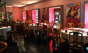 3 restaurantes; se sirven comidas y cenas