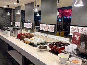 Se ofrece un desayuno bufé (1500 JPY por persona)