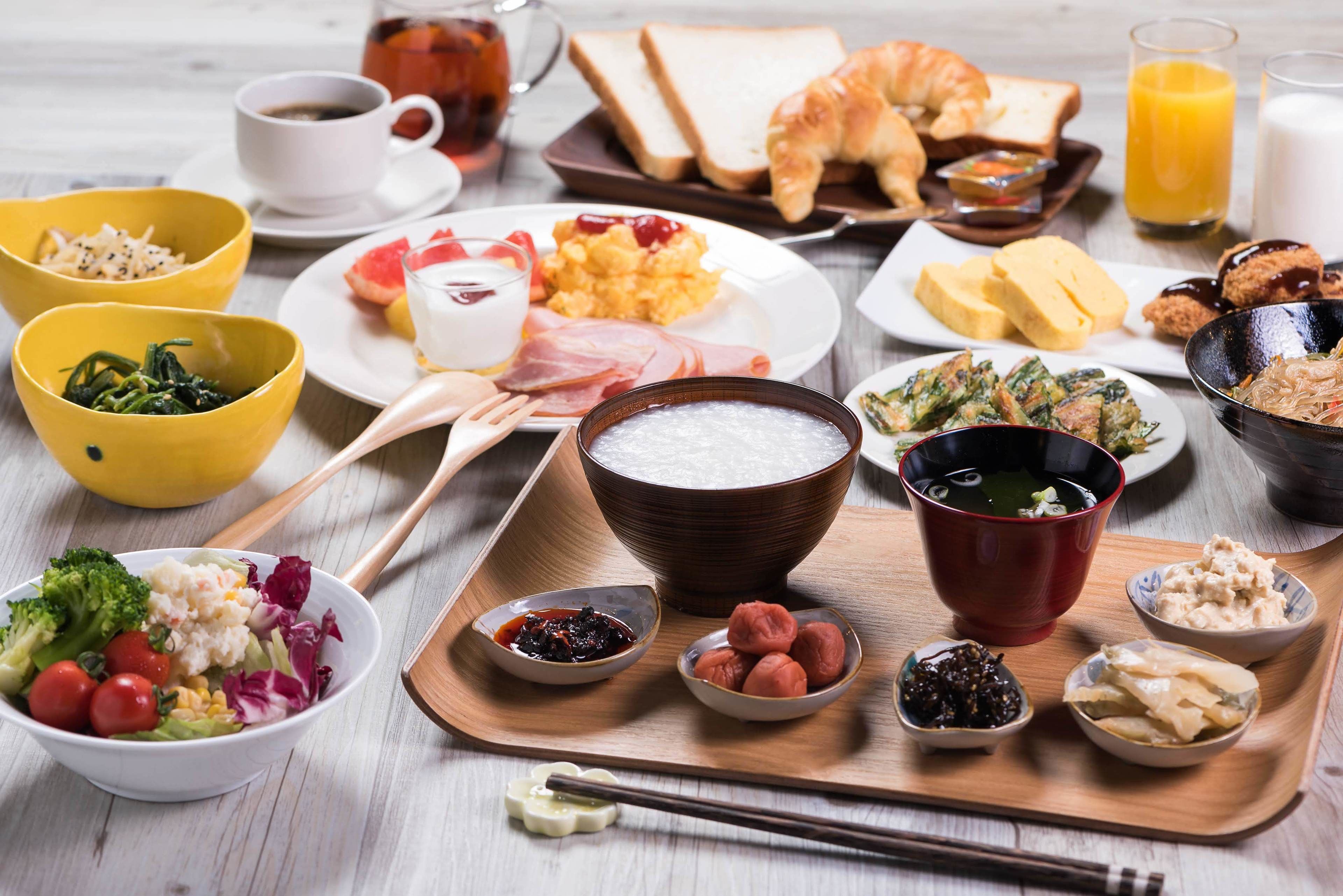 Ein Esstisch mit verschiedenen Speisen, darunter Eier, Toast und eine Schüssel Suppe.