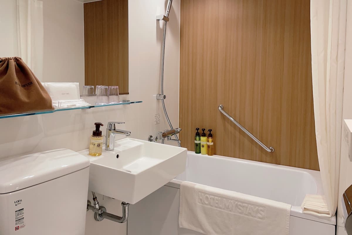 Combined shower/tub, free toiletries, hair dryer, slippers