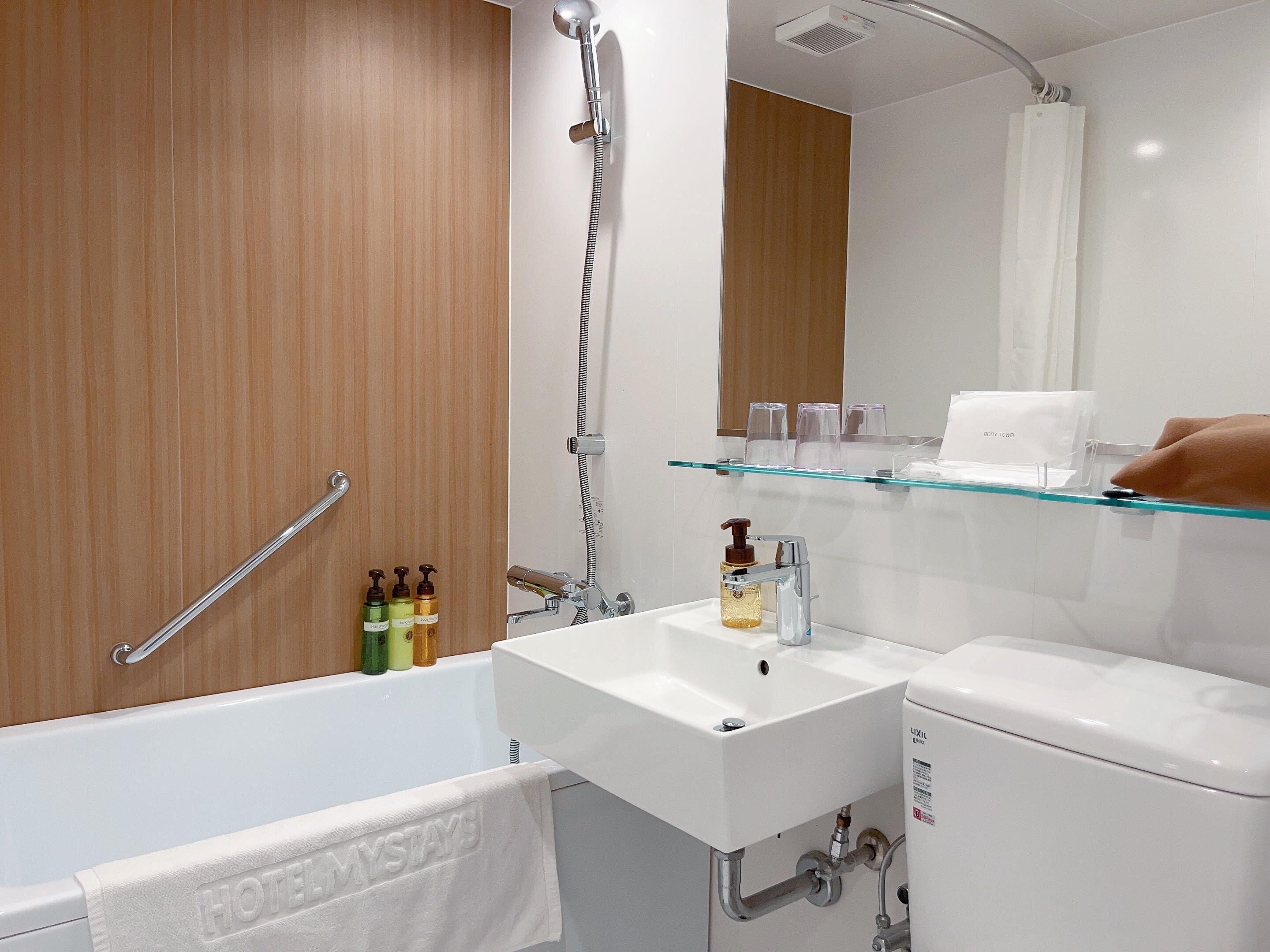 combined shower/bathtub, free toiletries, hair dryer, slippers